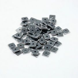 Sünteetiline hematiit 6x6x1 mm. ~ 100 tk, 1 kott AK1664