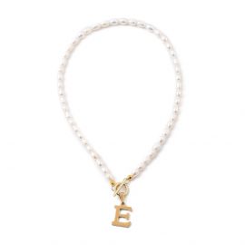 Papuošalai - Gėlavandenių perlų vėrinys su "E" raidės pakabuku. Baltos spalvos ryžio detalės aukso spalvos raidė nerūdijančio pl