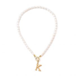 Gėlavandenių perlų vėrinys su "K" raidės pakabuku 7x4 mm. 1 vnt.