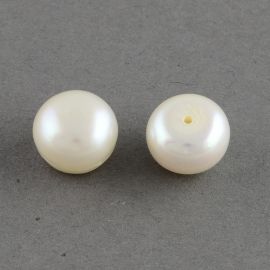 Perlen – halbgebohrte Süßwasserperlen der Güteklasse A. Weiße Farbe. Halbrunde, halbgebohrte Lochgröße ~1 mm, Größe 6
