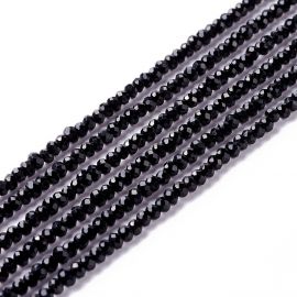 Stikliniai karoliukai. Juodos spalvos apvalios briaunuoti skaidrūs dydis 2 mm 1 gija