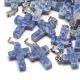 Natürlicher blauer Punktjaspis-Anhänger „Kreuz“. Blau mit weißen Flecken aus kreuzförmigem Edelstahlmetall
